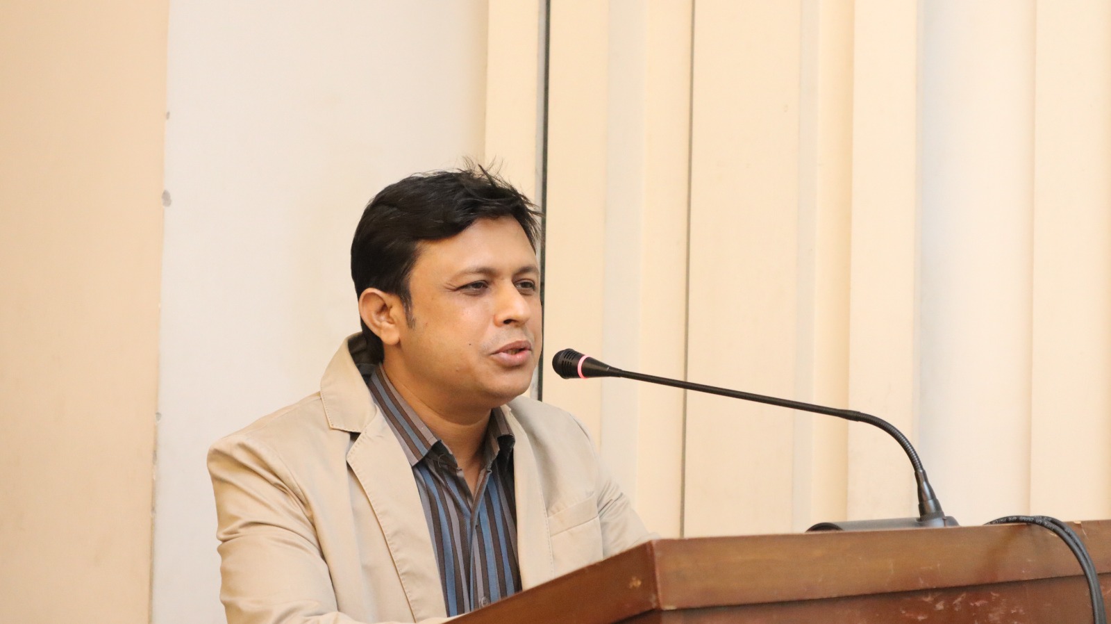 পোডিয়ামে বক্তব্য রাখছেন উমাশা